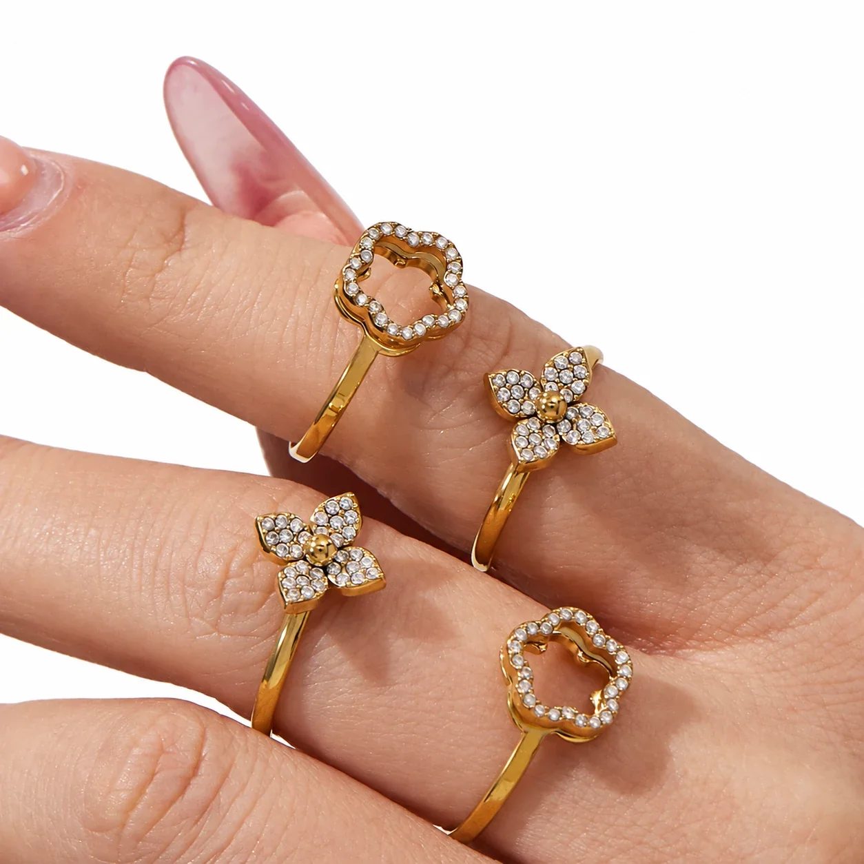 Photo produit : Parure de bijoux à motifs floraux pavés, acier plaqué or 18K