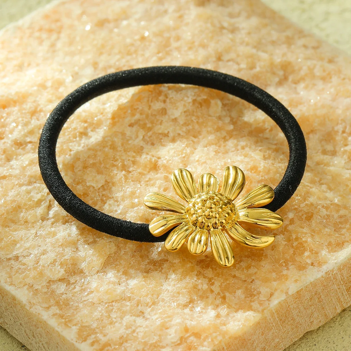Photo produit : Hair Tie with Ribbed Daisy Motif, Gold-Plated Stainless Steel