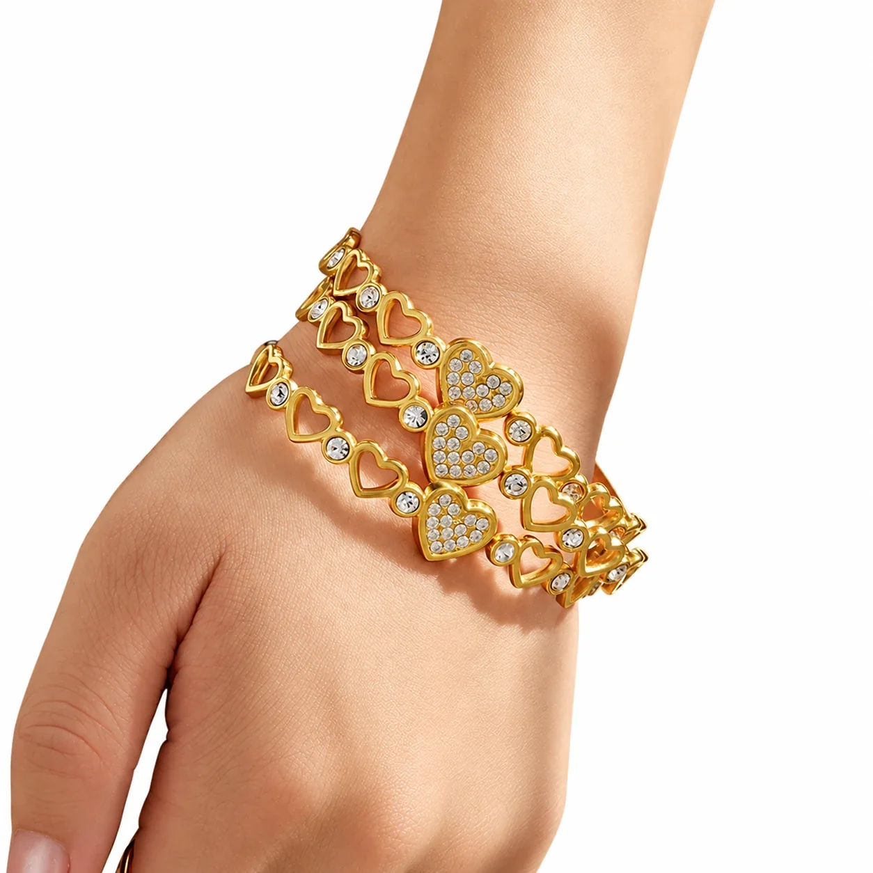 Foto prodotto: Bracciale rigido con maglie a cuore e zirconia cubica in acciaio inox 316 color oro