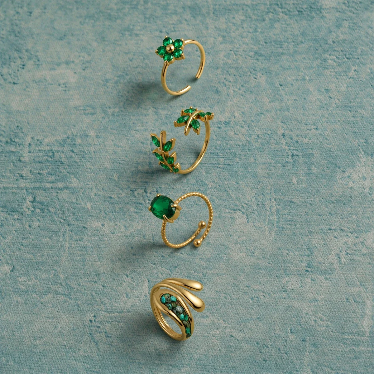 Ringen: Verstelbare bloemetjesring met groene kristallen van verguld roestvrij staal productfoto