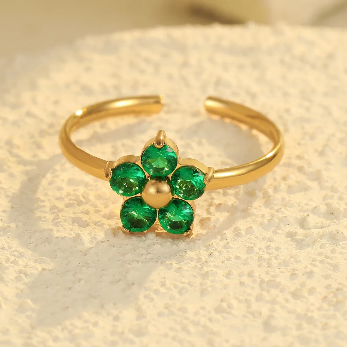 Ringen: Verstelbare bloemetjesring met groene kristallen van verguld roestvrij staal productfoto
