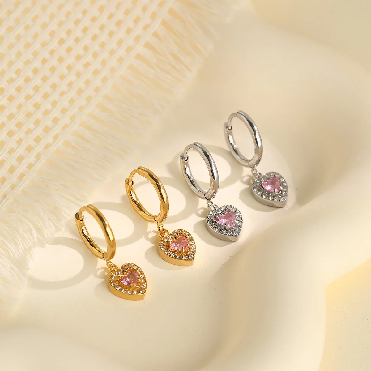 Druppelvormige oorringen met roze hartkristal en halo, roestvrij staal productfoto
