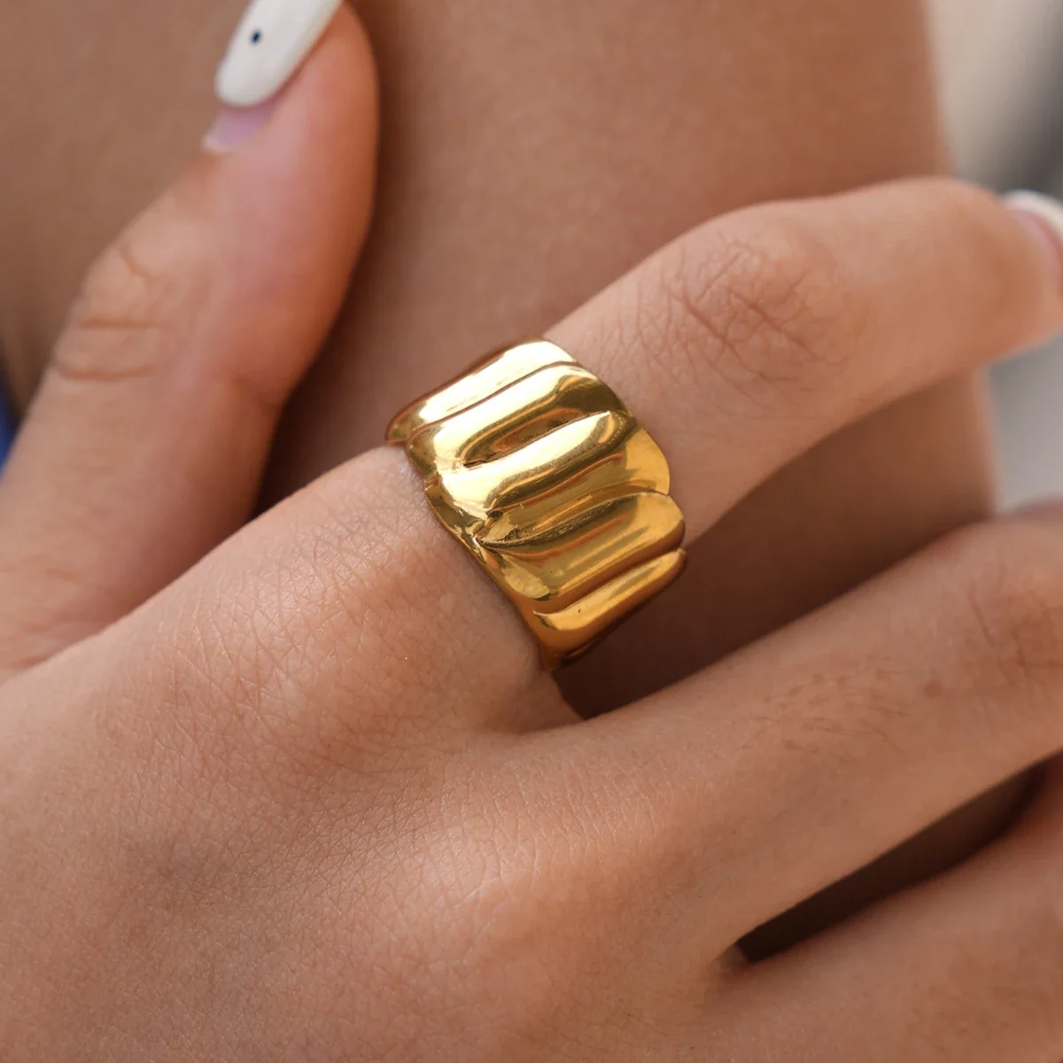Brede geribbelde open ring van roestvrij staal met goudkleurige PVD-afwerking productfoto