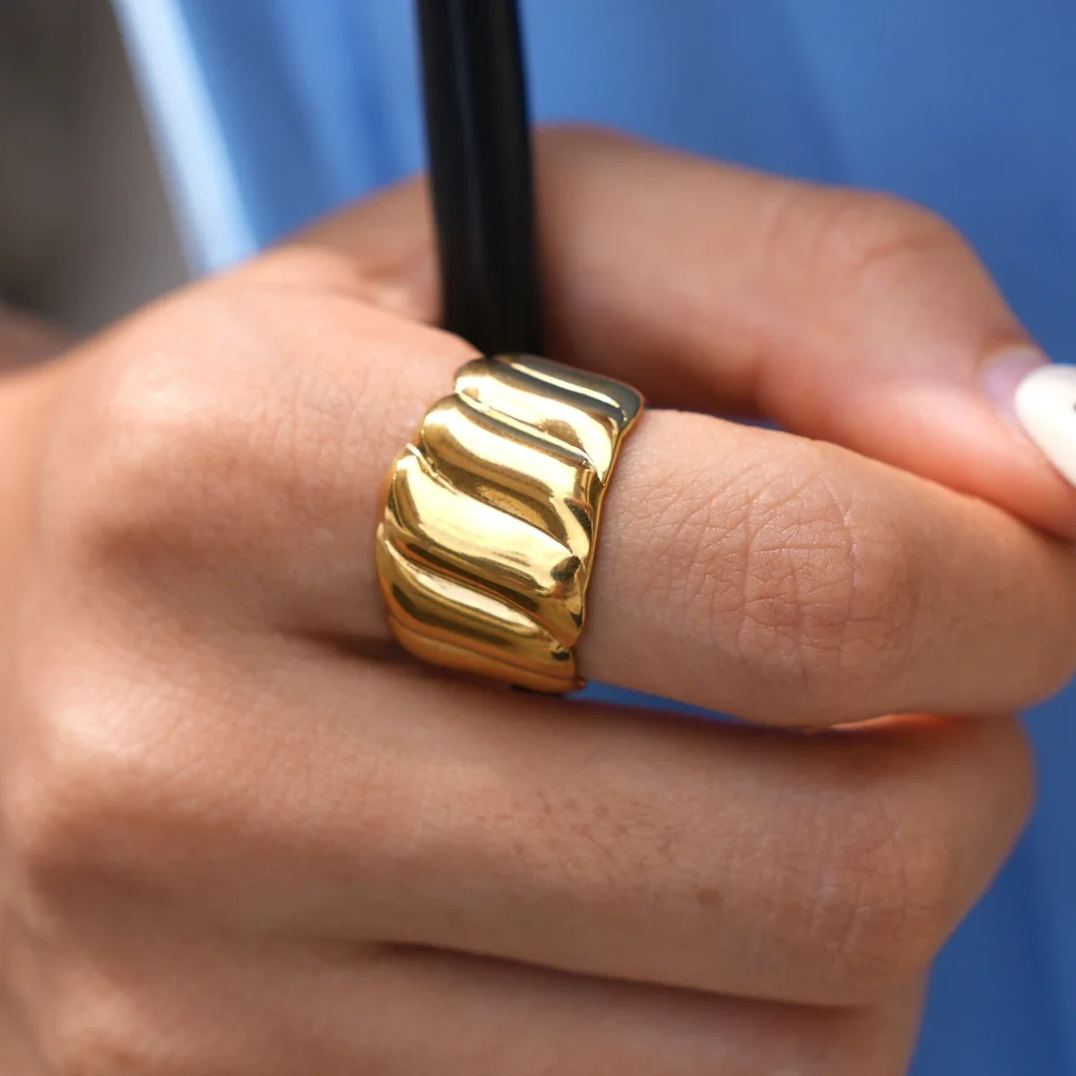 Brede geribbelde open ring van roestvrij staal met goudkleurige PVD-afwerking productfoto