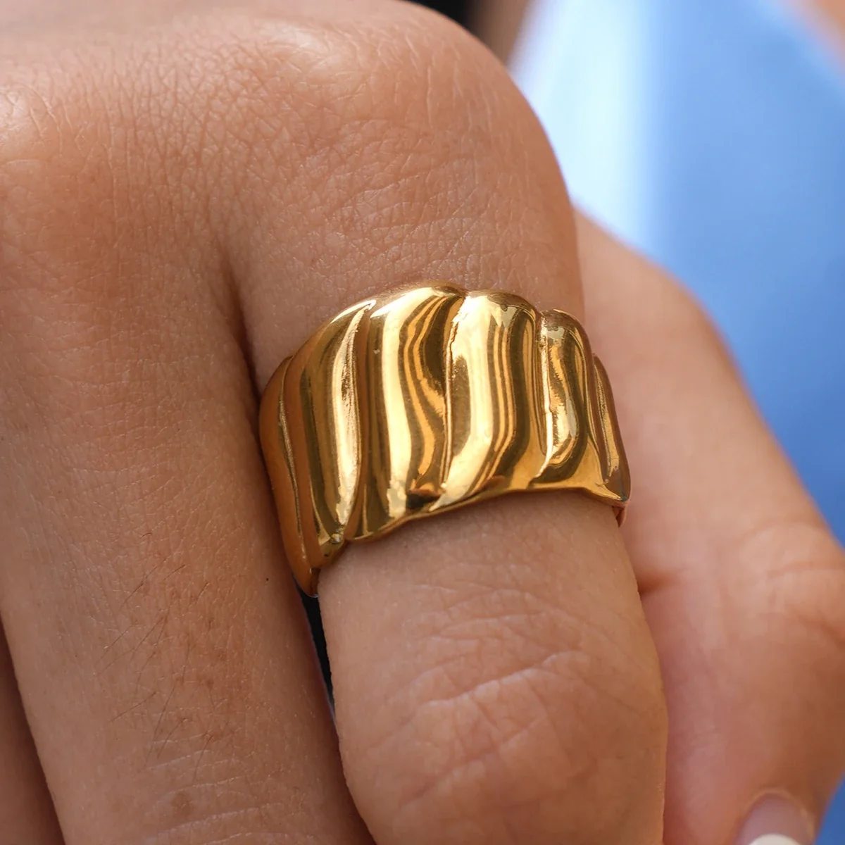 Brede geribbelde open ring van roestvrij staal met goudkleurige PVD-afwerking productfoto