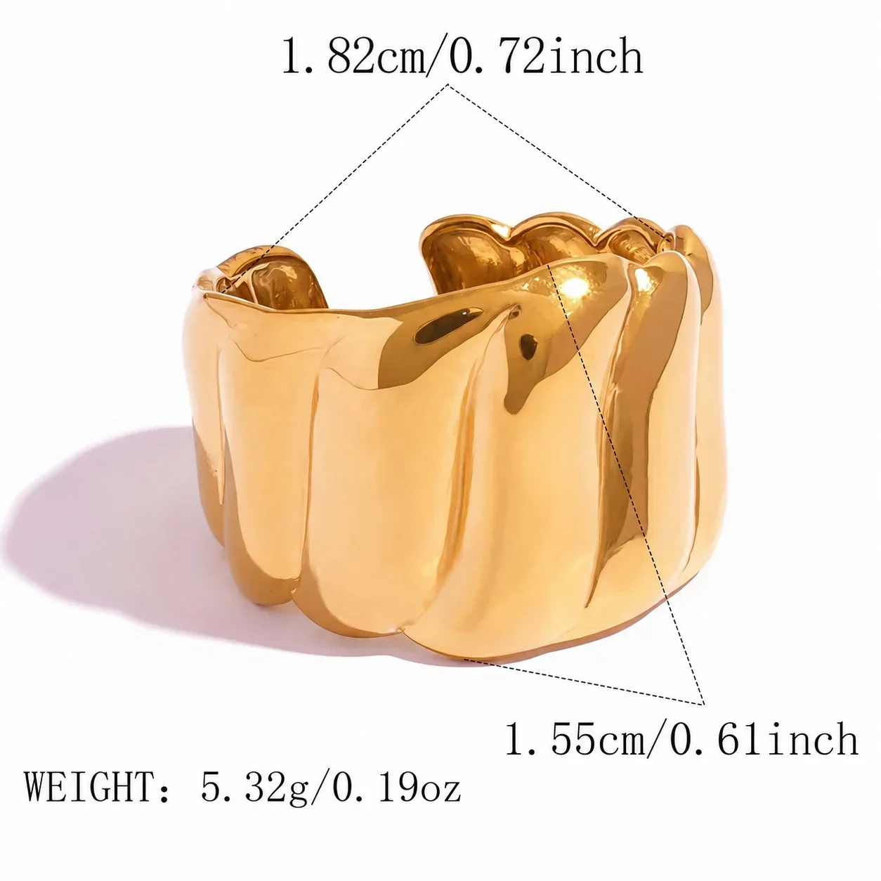 Brede geribbelde open ring van roestvrij staal met goudkleurige PVD-afwerking productfoto
