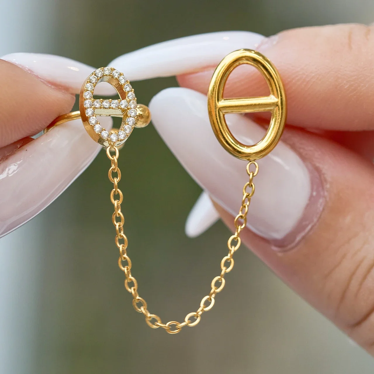 Foto del producto: Pendiente de cadena con ear cuff y botón, acero chapado en oro de 18K