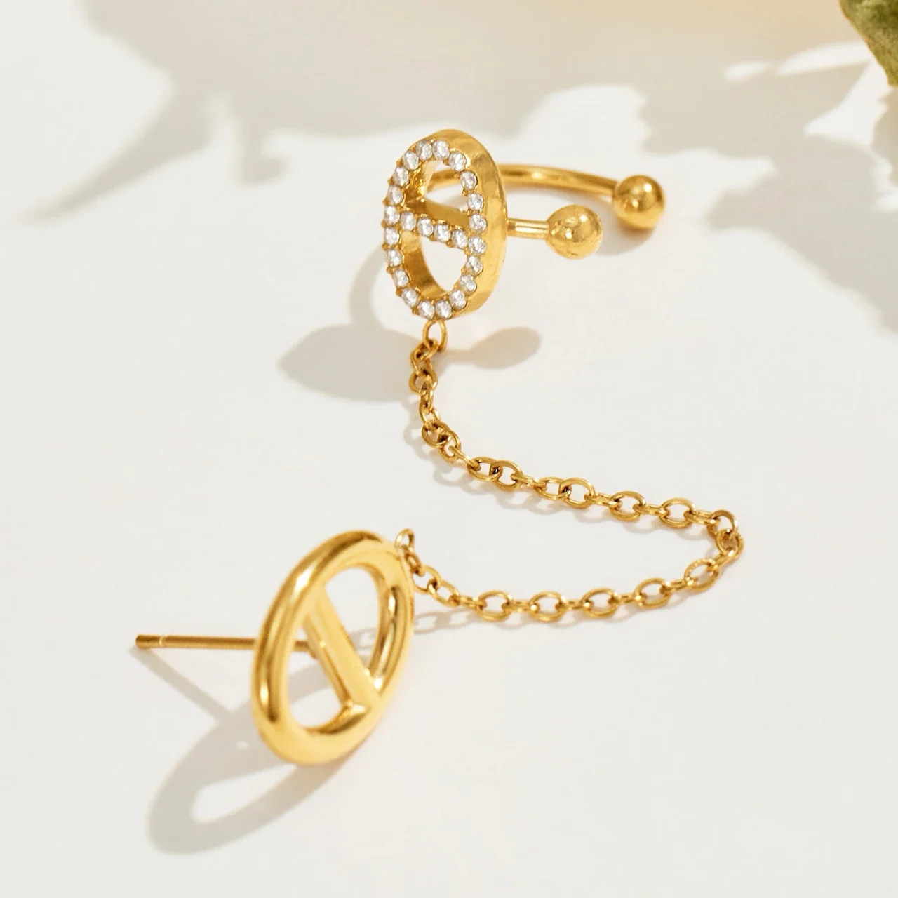 Foto del producto: Pendiente de cadena con ear cuff y botón, acero chapado en oro de 18K