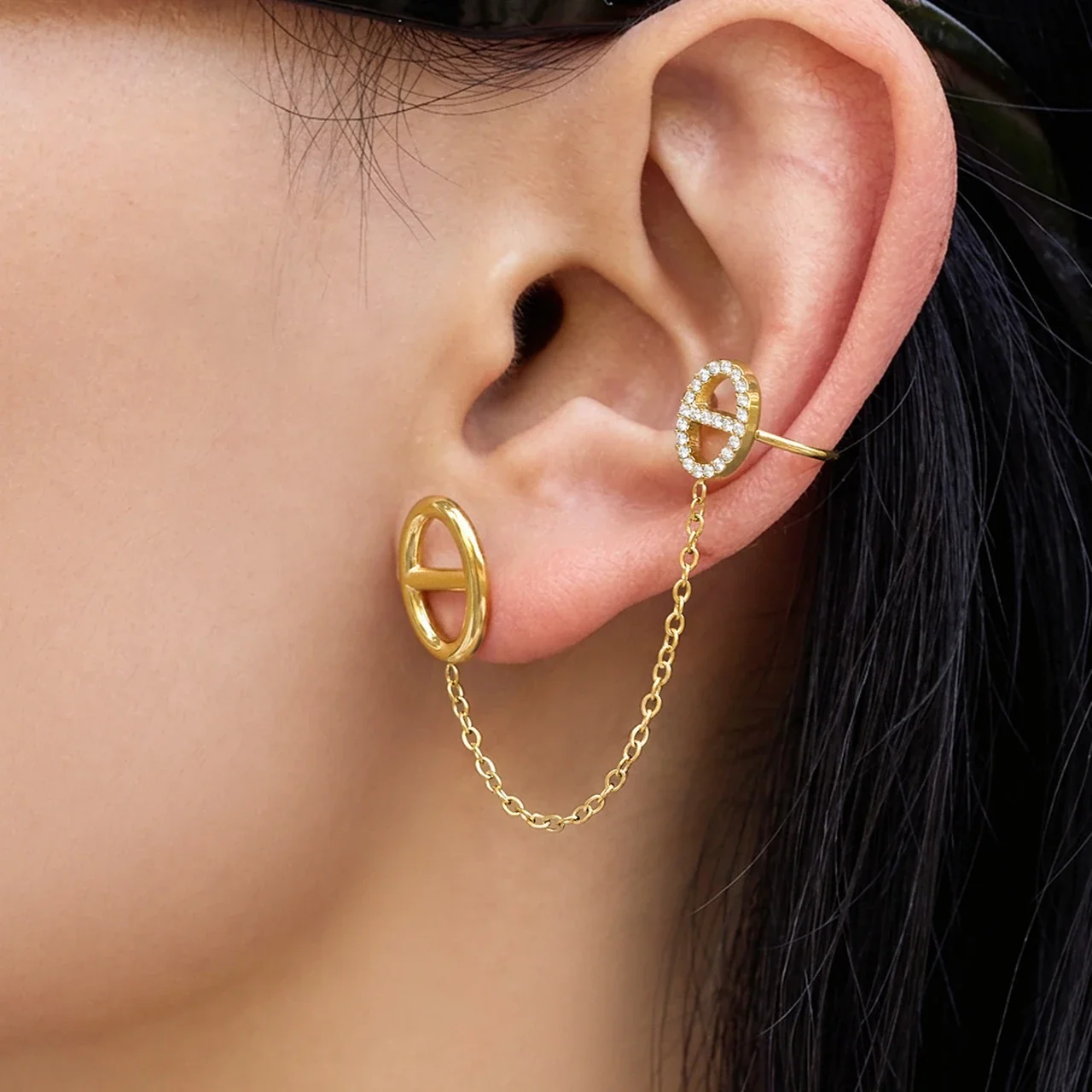 Foto del producto: Pendiente de cadena con ear cuff y botón, acero chapado en oro de 18K