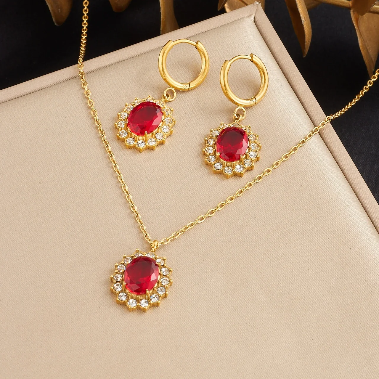 Photo produit : Parure bijoux avec halo de cristaux ovales, acier inoxydable plaqué or