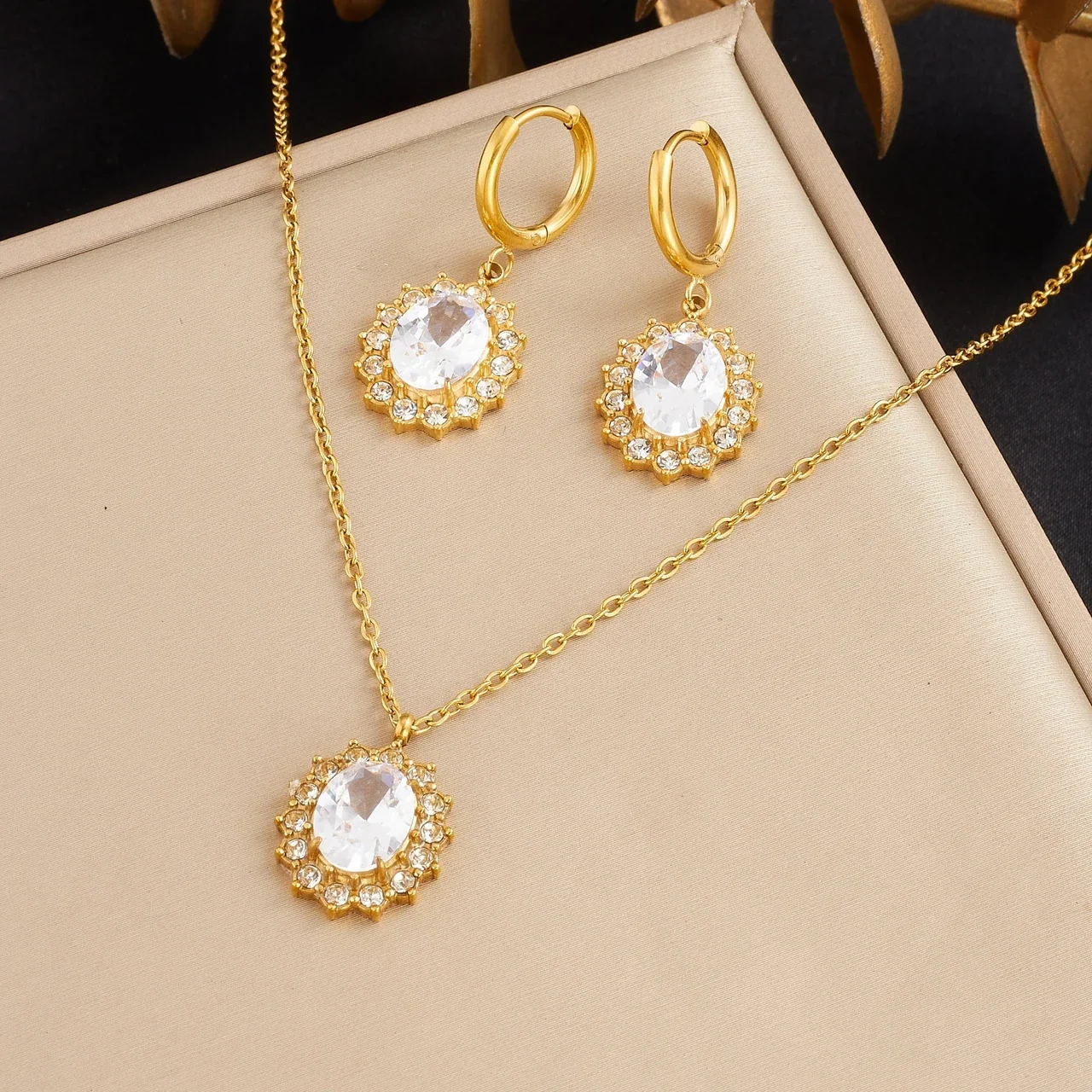 Photo produit : Parure bijoux avec halo de cristaux ovales, acier inoxydable plaqué or