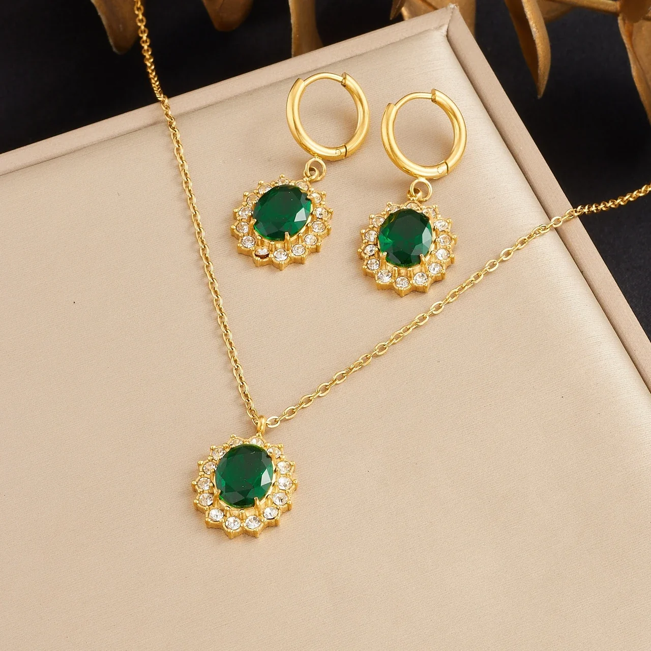 Photo produit : Parure bijoux avec halo de cristaux ovales, acier inoxydable plaqué or