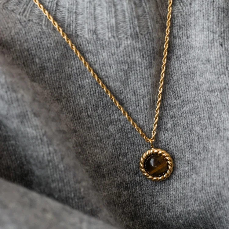 Foto do produto: Necklace: Tiger's Eye Rope-Bezel Gold-Plated Steel