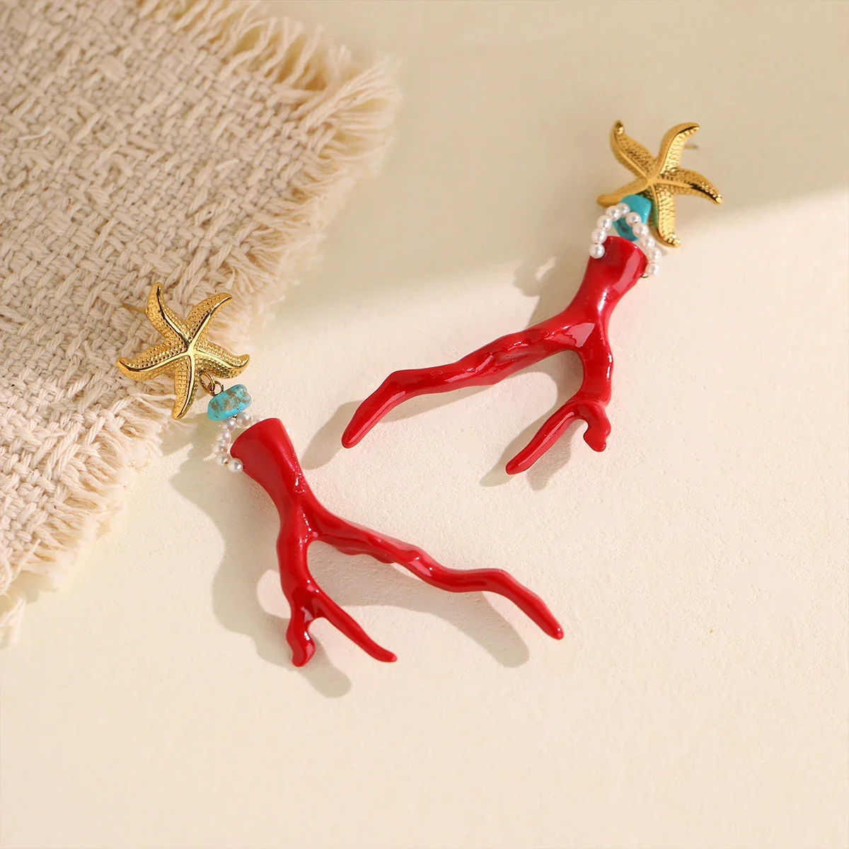 Oorhangers met zeester en rode koraaltak, 18K goudverguld productfoto