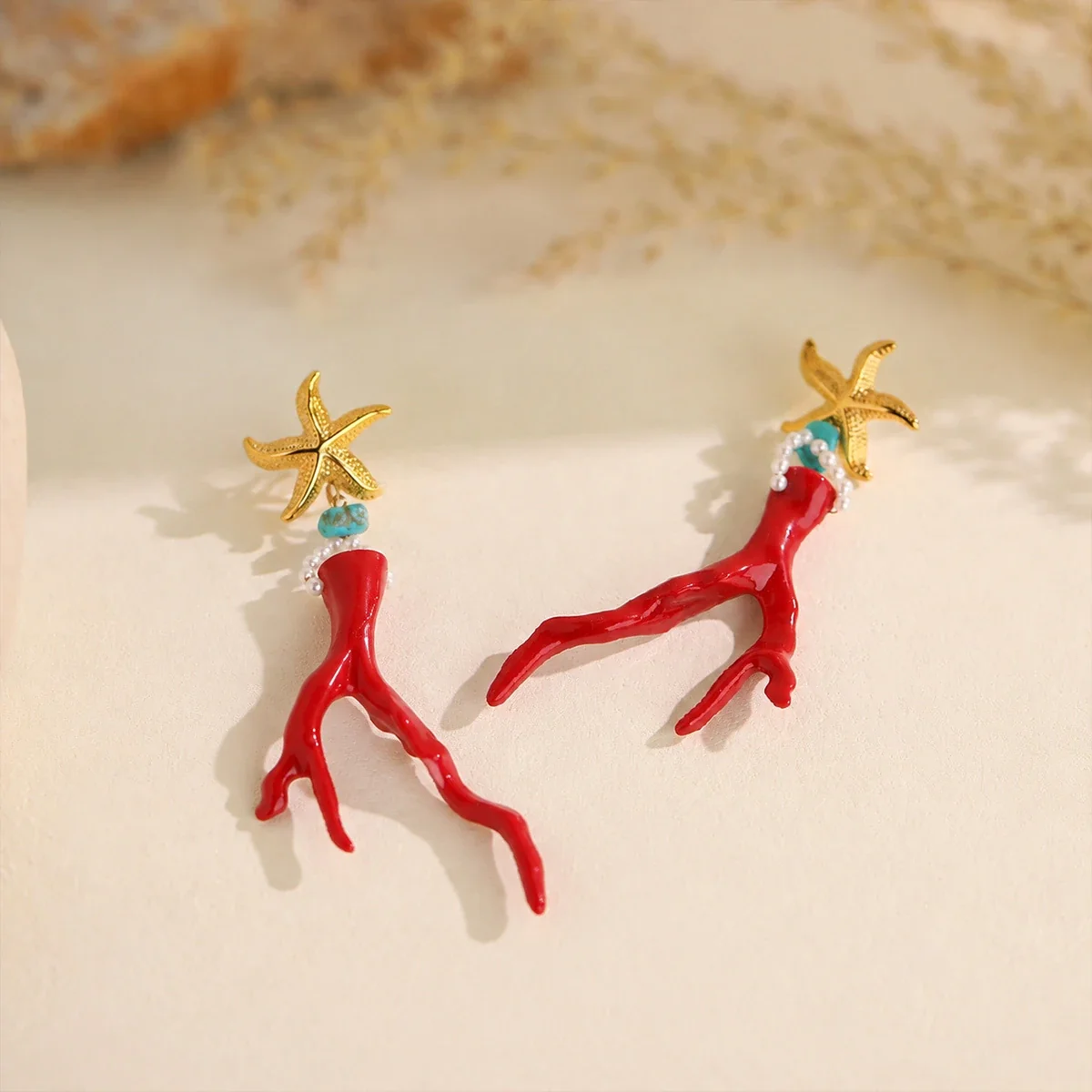 Oorhangers met zeester en rode koraaltak, 18K goudverguld productfoto
