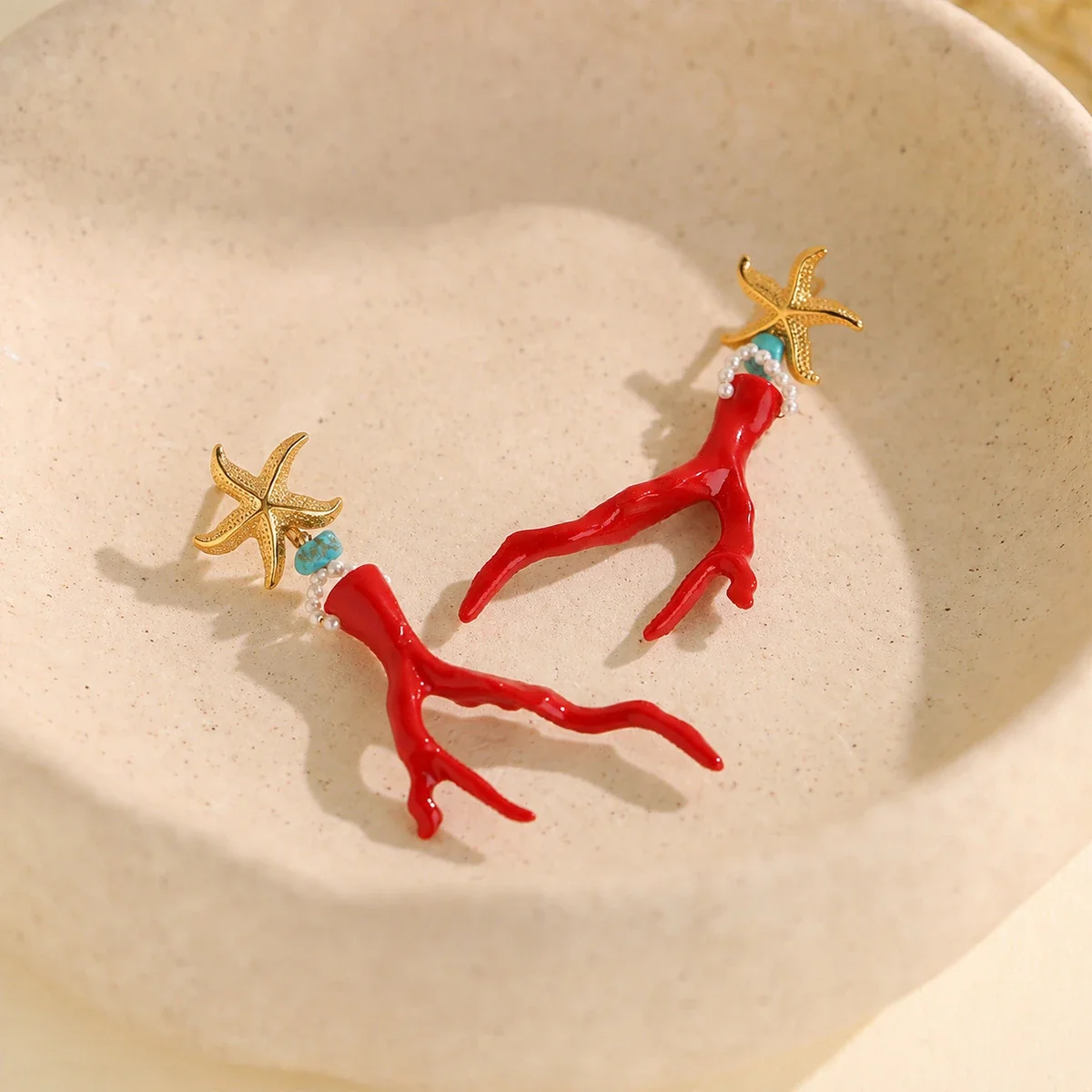 Oorhangers met zeester en rode koraaltak, 18K goudverguld productfoto