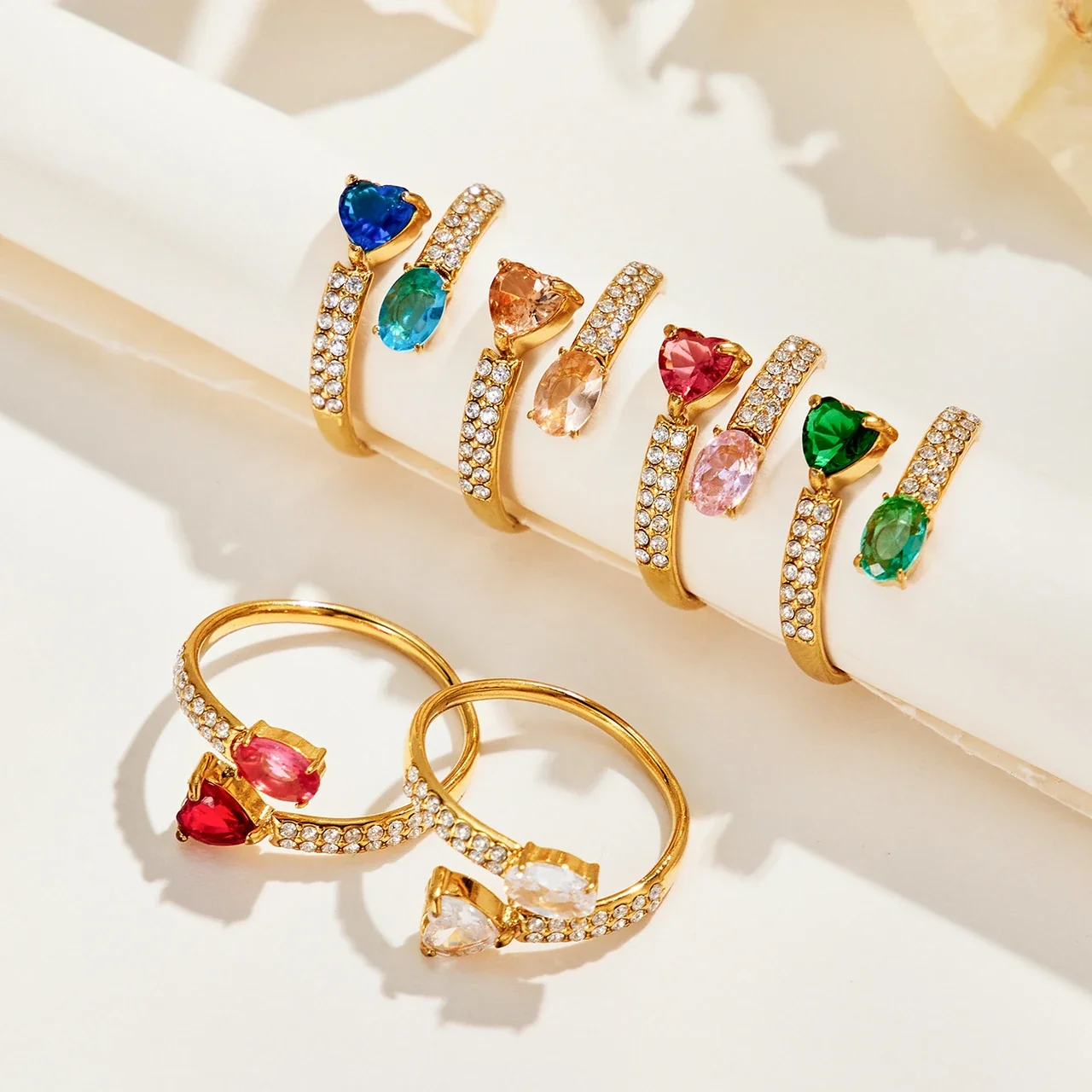Ring: Open hart & ovale CZ pavé, verguld roestvrij staal productfoto