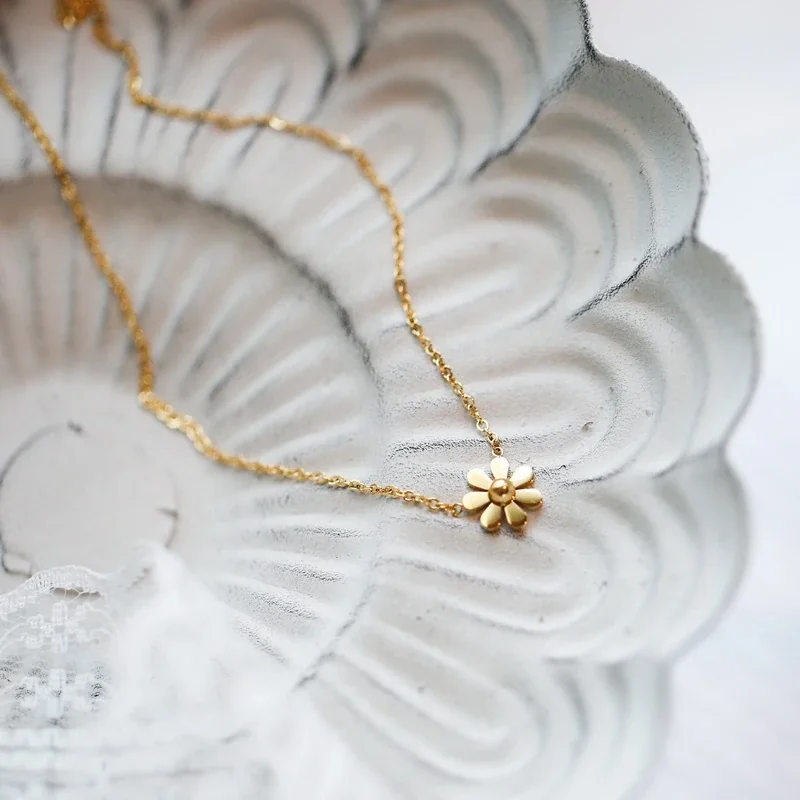 Daisy Pendant Necklace with Eight Petals in 18K Gold-Plated Steel