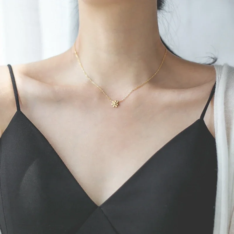 Daisy Pendant Necklace with Eight Petals in 18K Gold-Plated Steel
