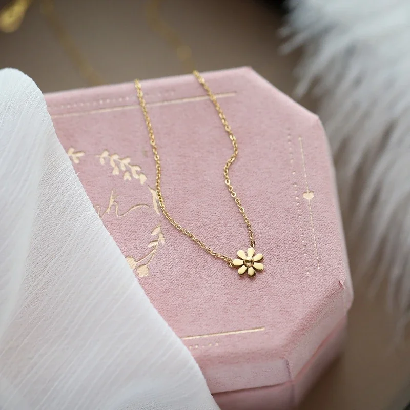 Daisy Pendant Necklace with Eight Petals in 18K Gold-Plated Steel