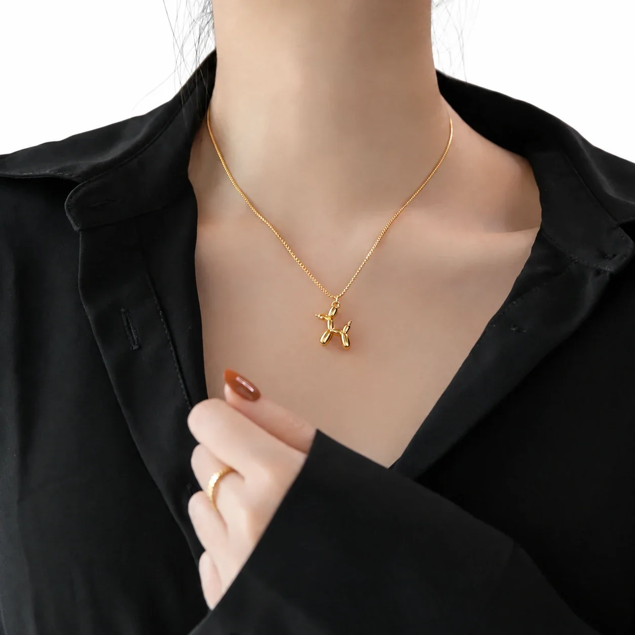 Daisy Pendant Necklace with Eight Petals in 18K Gold-Plated Steel - Dog