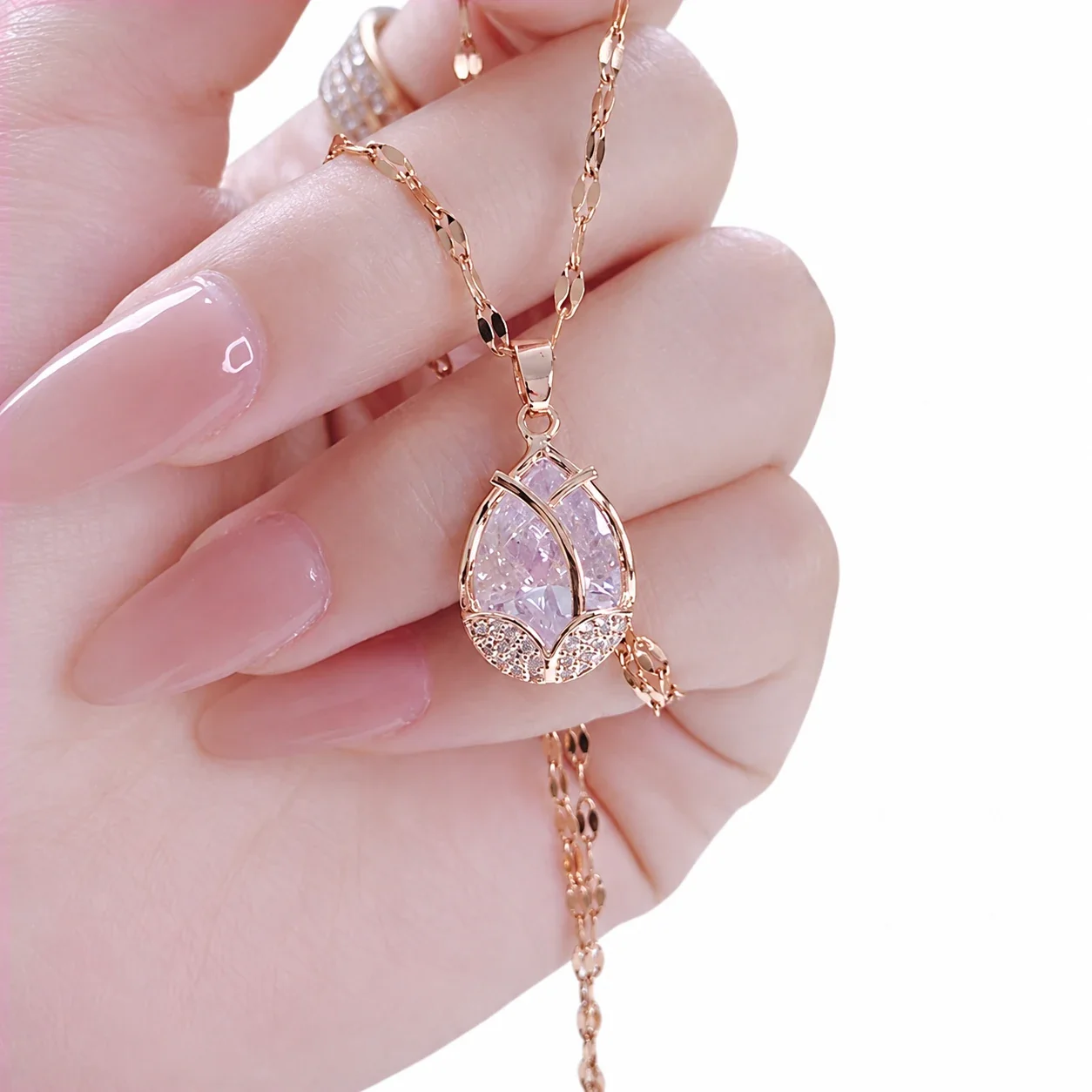 Daisy Pendant Necklace with Eight Petals in 18K Gold-Plated Steel - Tulip