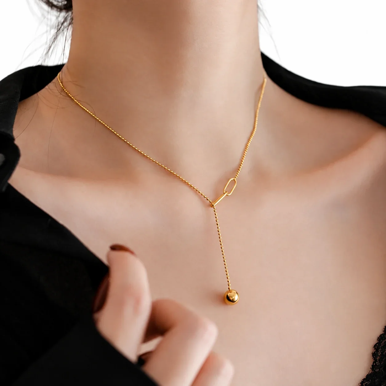 Daisy Pendant Necklace with Eight Petals in 18K Gold-Plated Steel - Gold Adjustable