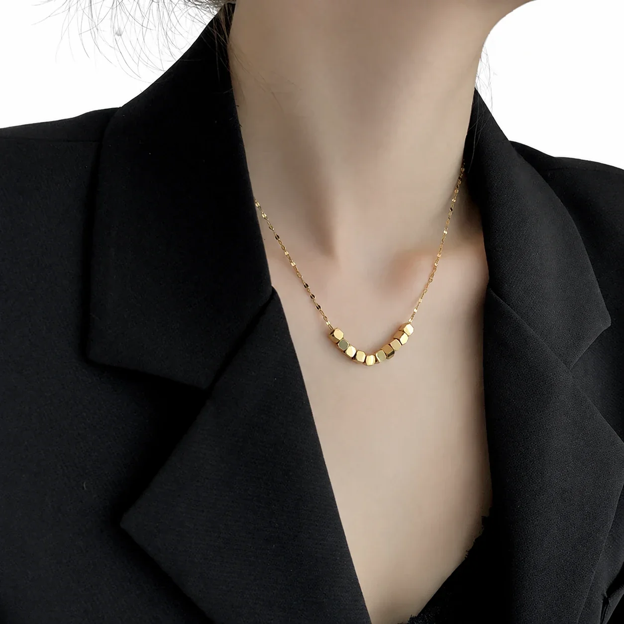 Daisy Pendant Necklace with Eight Petals in 18K Gold-Plated Steel - Small Square