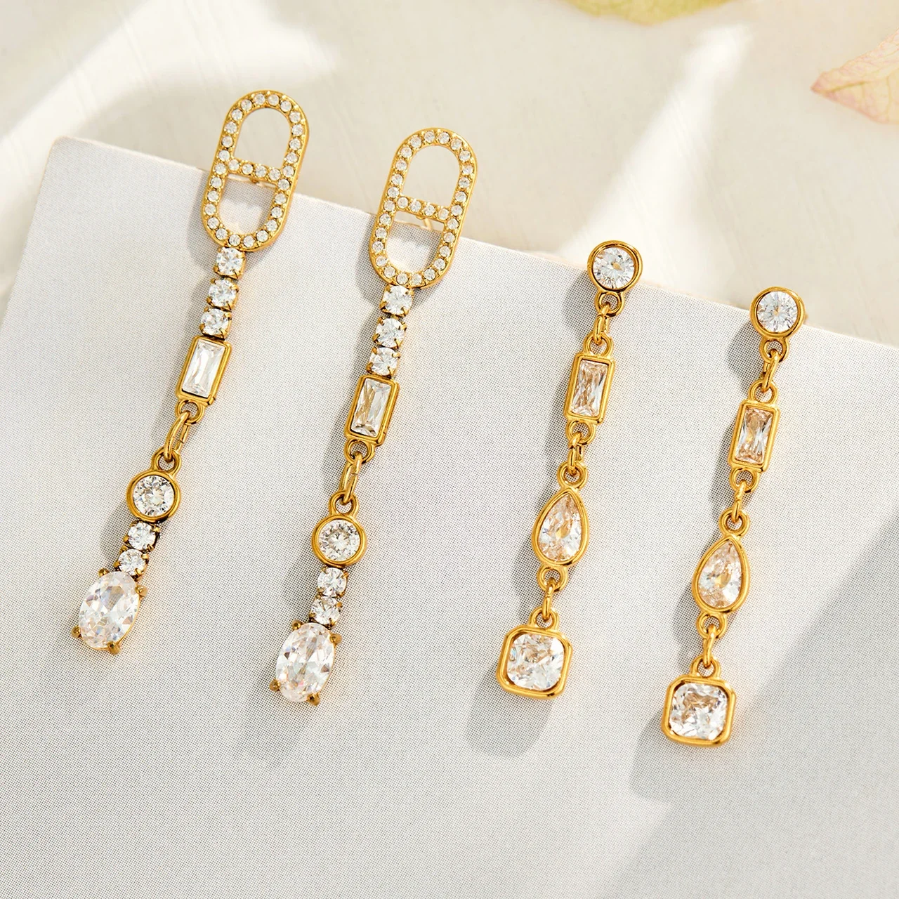 Foto del producto: Pendientes colgantes con eslabones de cristal y tallas mixtas, acero inoxidable 316