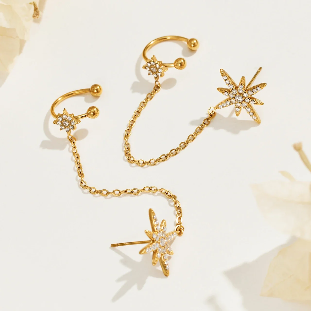 Ear cuff met sterstud en ketting, 18K verguld staal productfoto