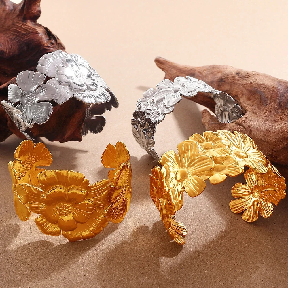 Foto del producto: Brazalete abierto floral de acero inoxidable