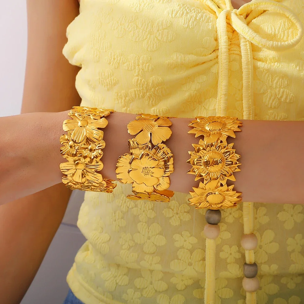 Foto del producto: Brazalete abierto floral de acero inoxidable