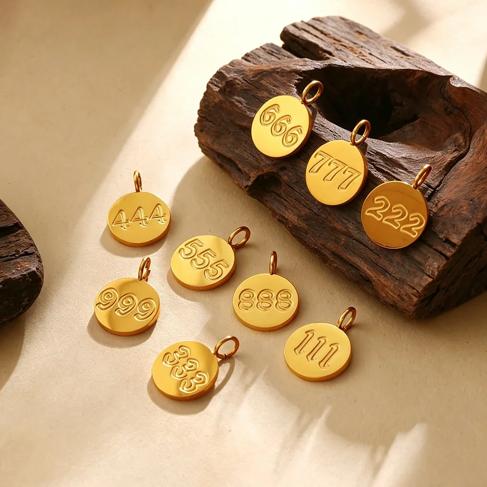 Foto do produto: Round Triple-Number Disc Pendant in Gold-Plated Steel