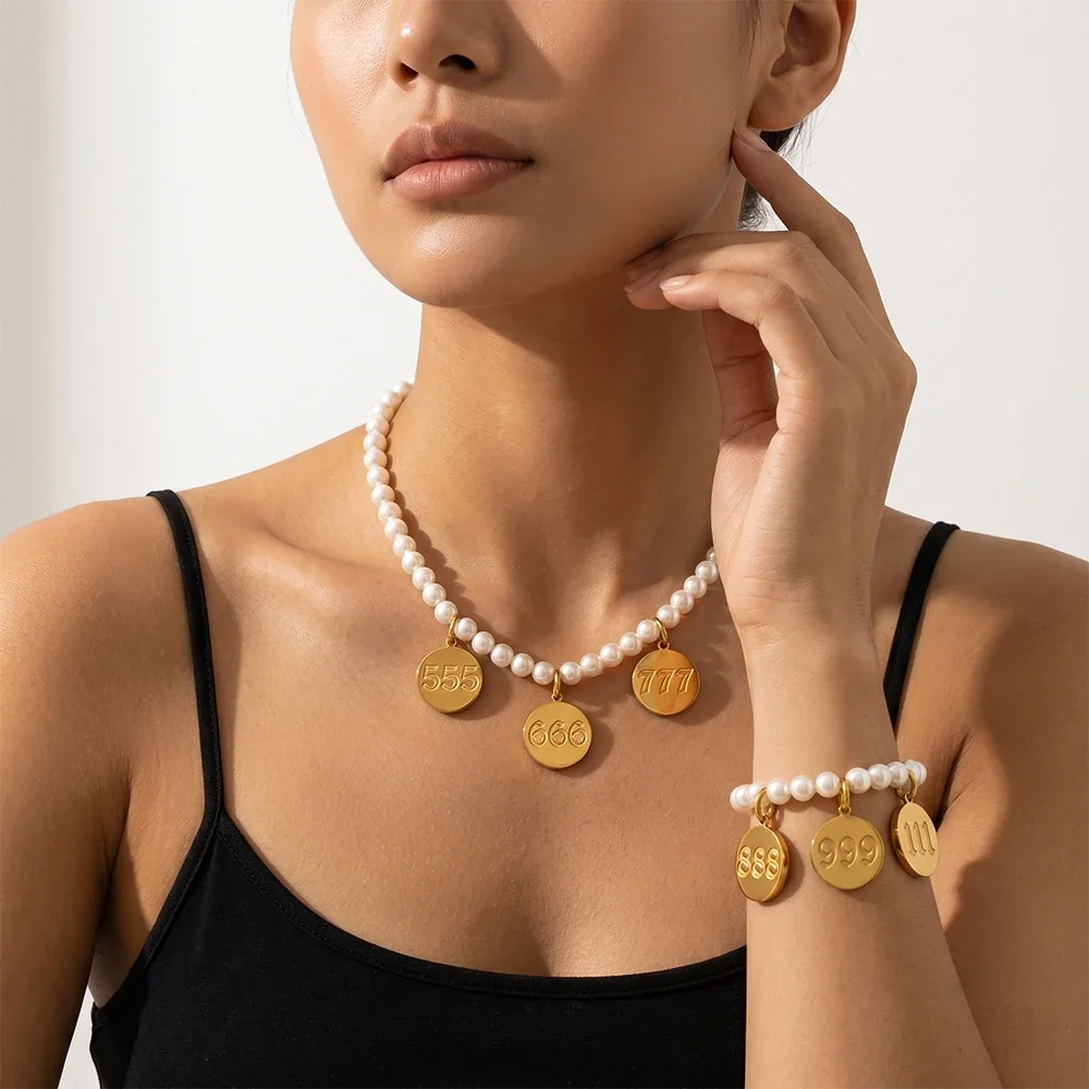 Foto do produto: Round Triple-Number Disc Pendant in Gold-Plated Steel