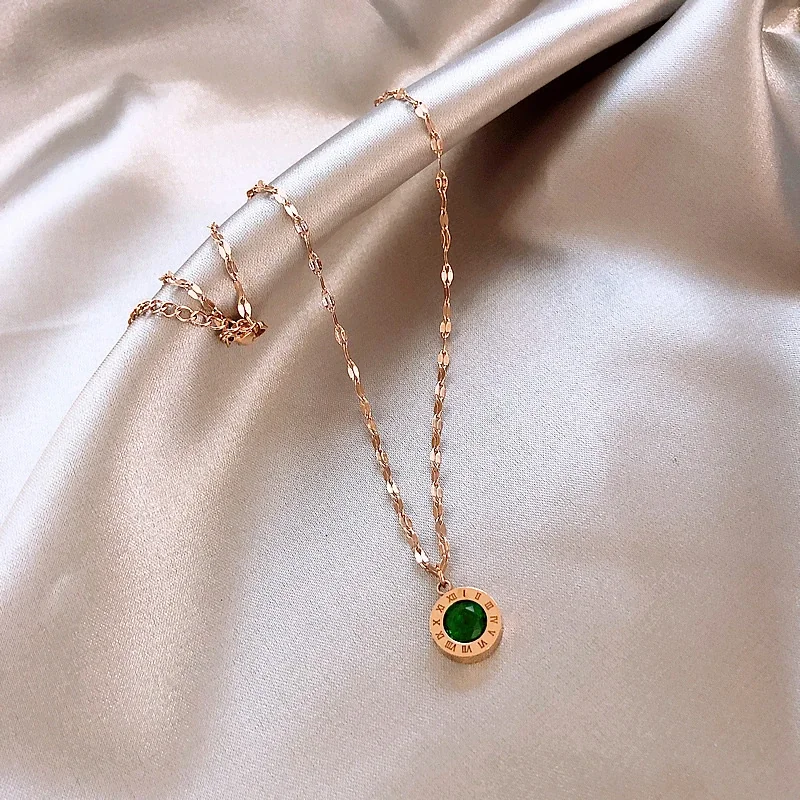 Foto del producto: Collar: acero inoxidable tono dorado con cristal verde y números romanos