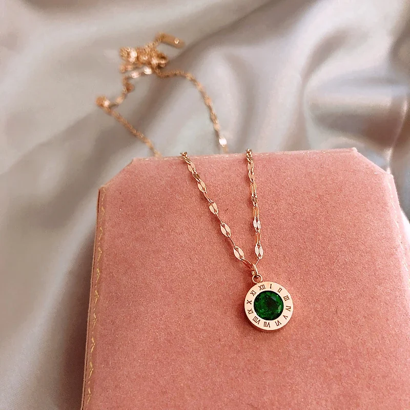 Foto del producto: Collar: acero inoxidable tono dorado con cristal verde y números romanos