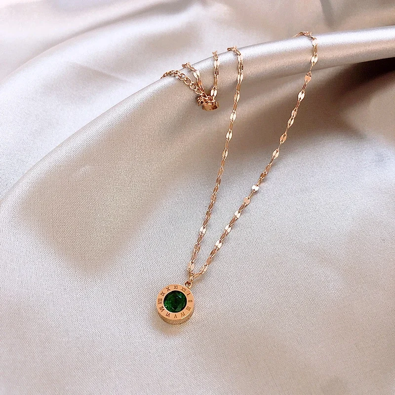 Foto del producto: Collar: acero inoxidable tono dorado con cristal verde y números romanos
