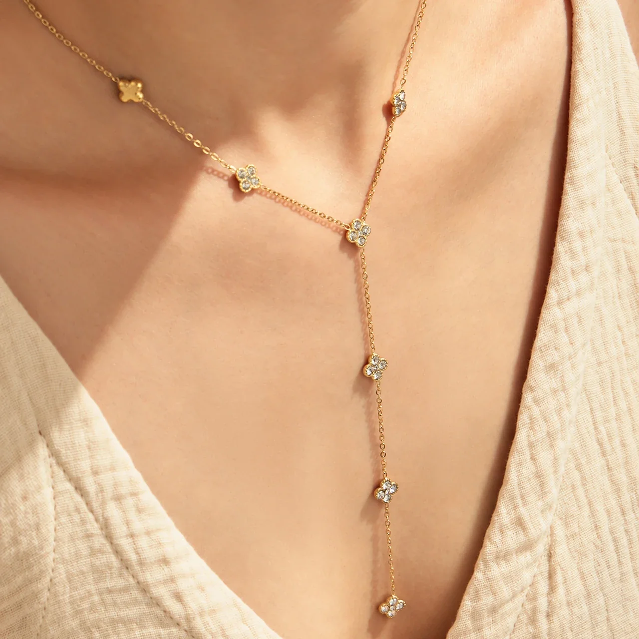 Photo produit : Collier Y tombant fleurs et cristaux, acier inoxydable plaqué or 18K