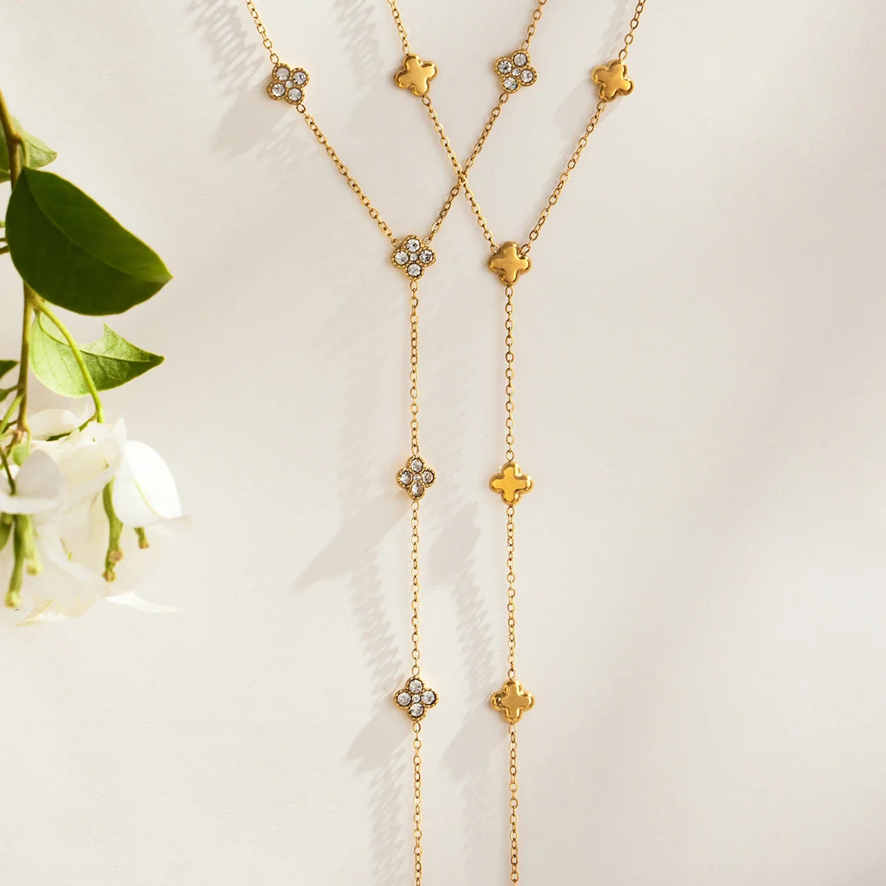 Photo produit : Collier Y tombant fleurs et cristaux, acier inoxydable plaqué or 18K