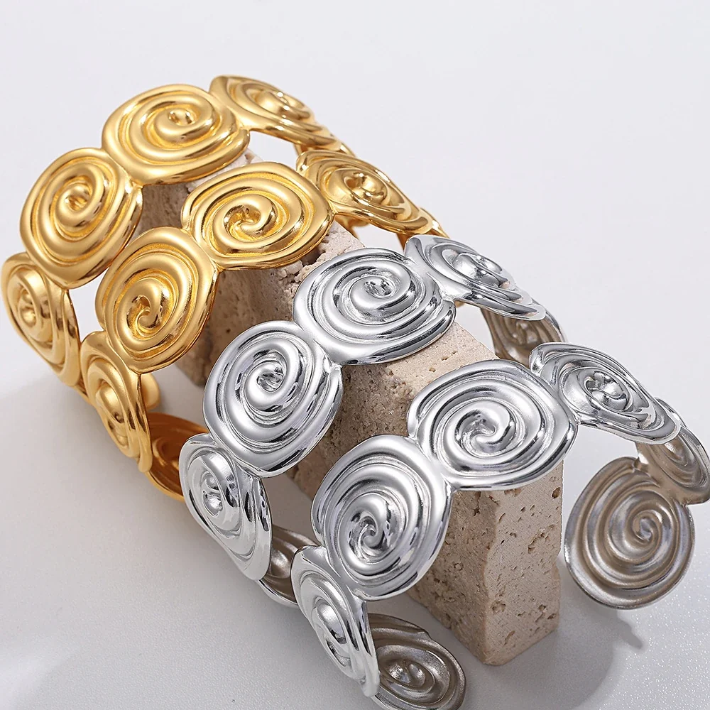 Foto del producto: Brazalete abierto con discos de espiral enlazados, acero inoxidable chapado en oro