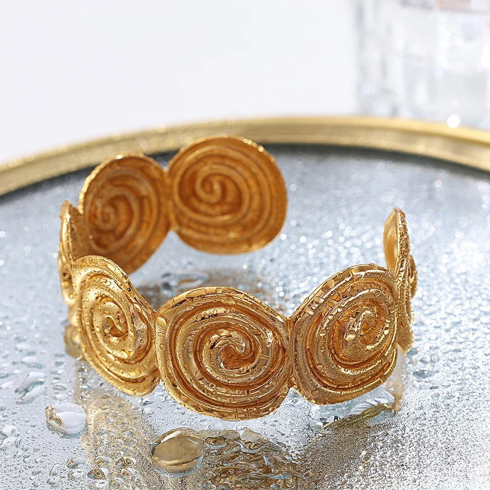 Foto del producto: Brazalete abierto con discos de espiral enlazados, acero inoxidable chapado en oro