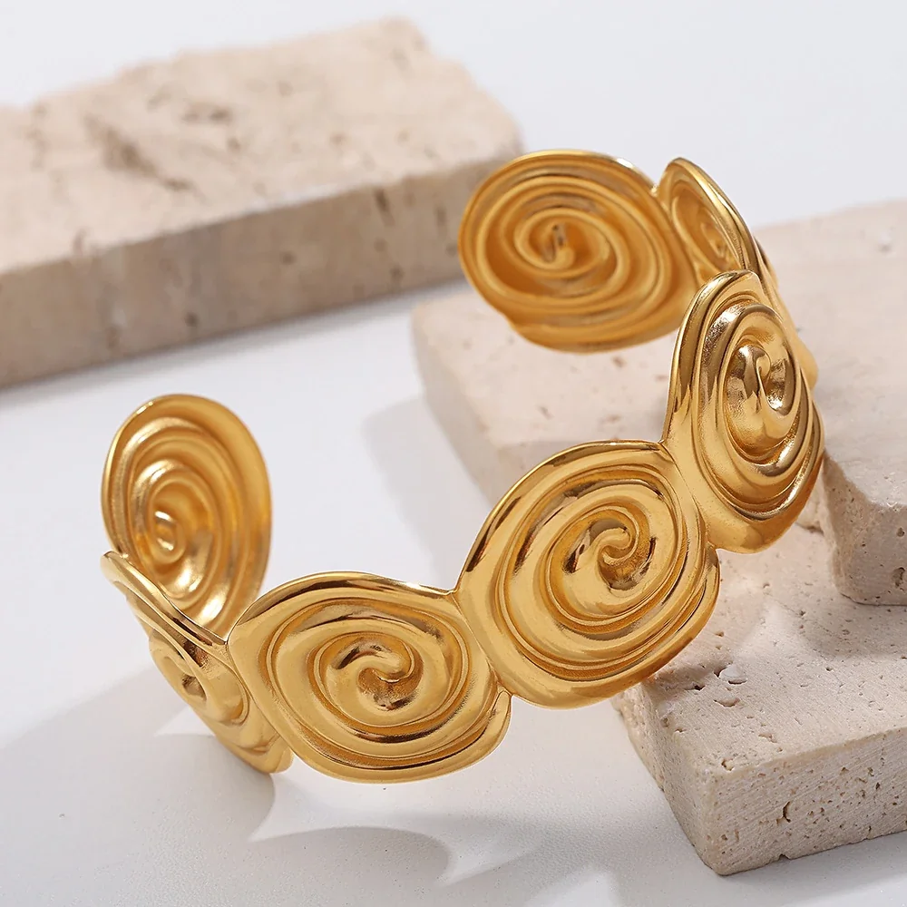 Foto del producto: Brazalete abierto con discos de espiral enlazados, acero inoxidable chapado en oro