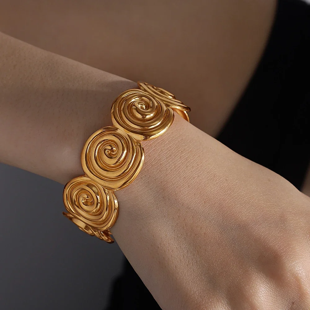 Foto del producto: Brazalete abierto con discos de espiral enlazados, acero inoxidable chapado en oro