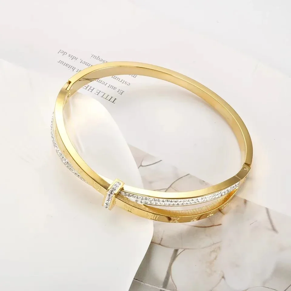 Foto del producto: Brazalete Cruzado de Cristales con Números Romanos en Acero Inoxidable