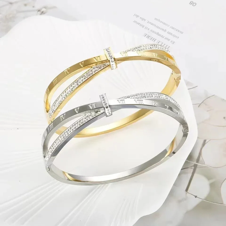 Foto del producto: Brazalete Cruzado de Cristales con Números Romanos en Acero Inoxidable