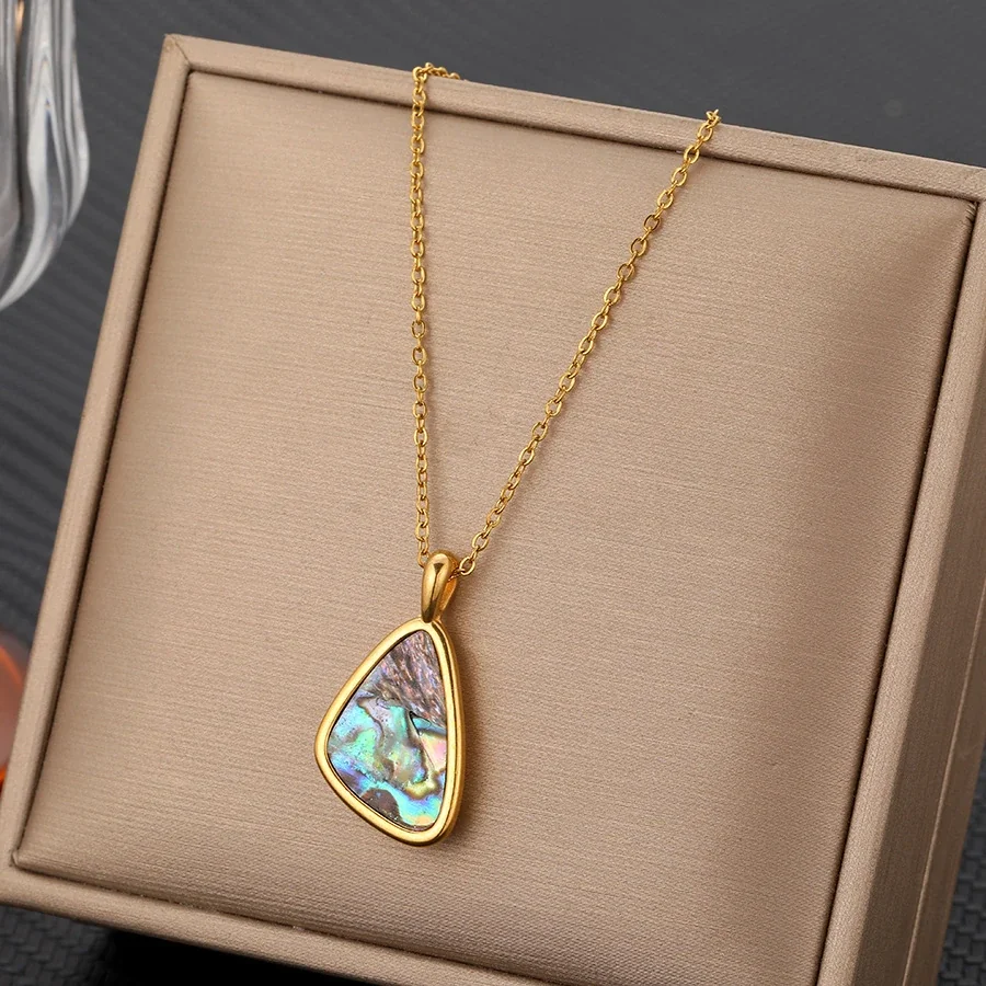 Foto del producto: Collar con colgante, incrustación de concha de abulón, acero chapado en oro de 18K