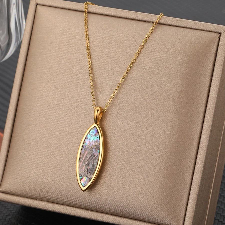 Foto del producto: Collar con colgante, incrustación de concha de abulón, acero chapado en oro de 18K