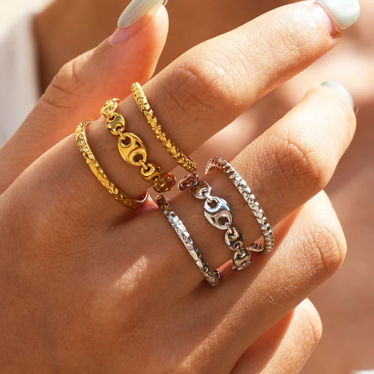 Open ring met drie banden en schakels van roestvrij staal met goudkleurige PVD productfoto