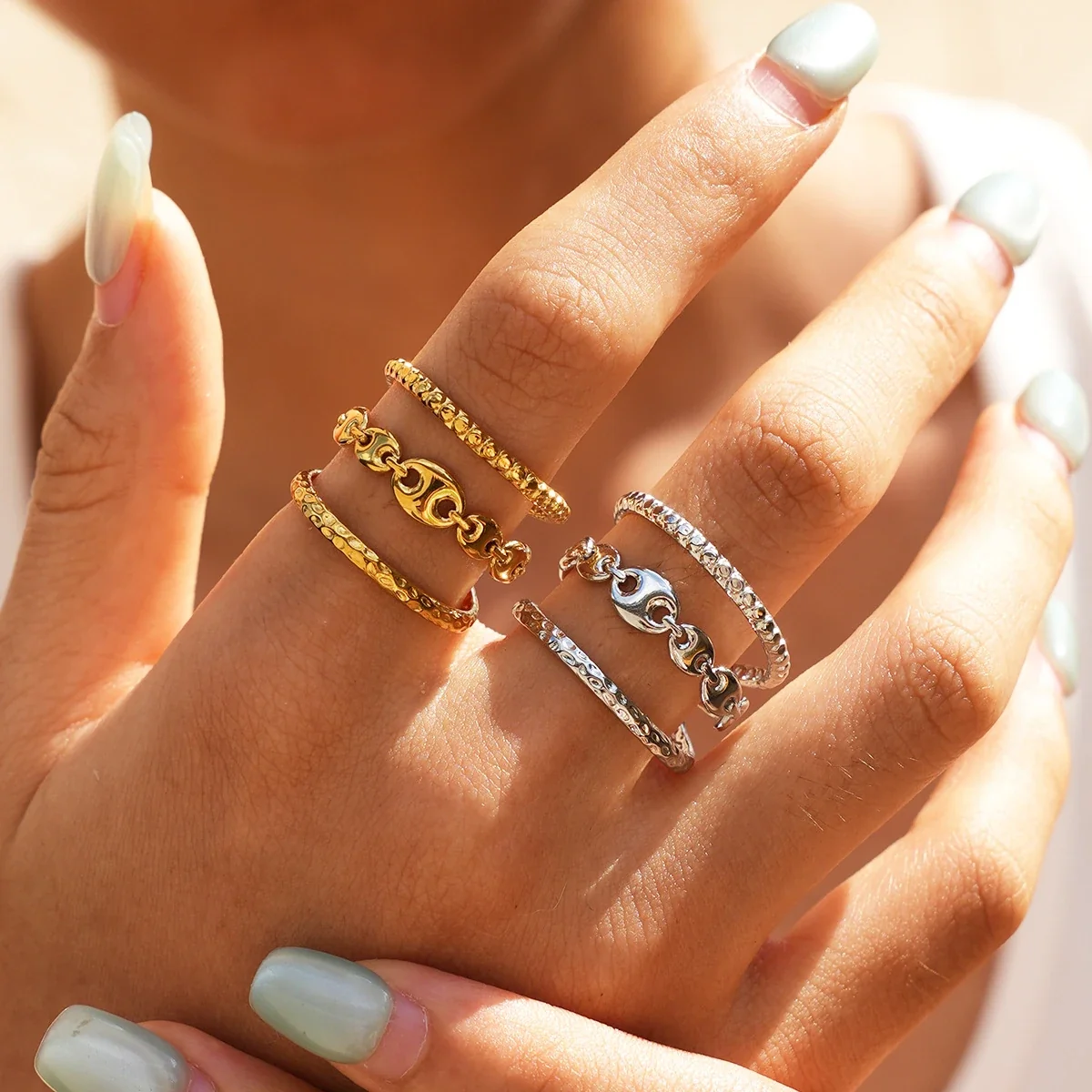 Open ring met drie banden en schakels van roestvrij staal met goudkleurige PVD productfoto