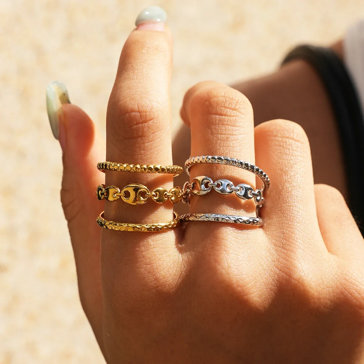 Open ring met drie banden en schakels van roestvrij staal met goudkleurige PVD productfoto